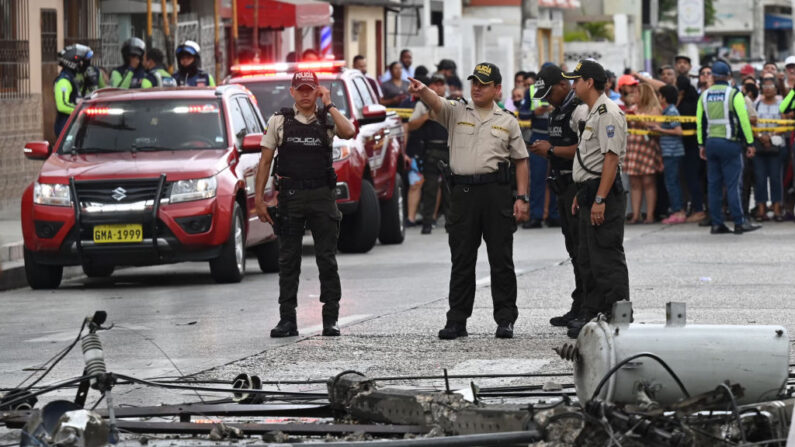 En una fotografía de archivo, policías trabajan en el lugar de un accidente en Guayaquil, Ecuador, el 18 de octubre de 2022. (Marcos Pin/AFP vía Getty Images)