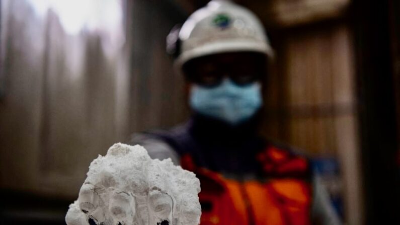 Un trabajador muestra 99,9 por ciento de litio dentro de la planta de procesamiento de litio El Carmen de la chilena SQM (Sociedad Química Minera) en Antofagasta, Chile, el 13 de septiembre de 2022. (Martin Bernetti/ AFP vía Getty Images)

