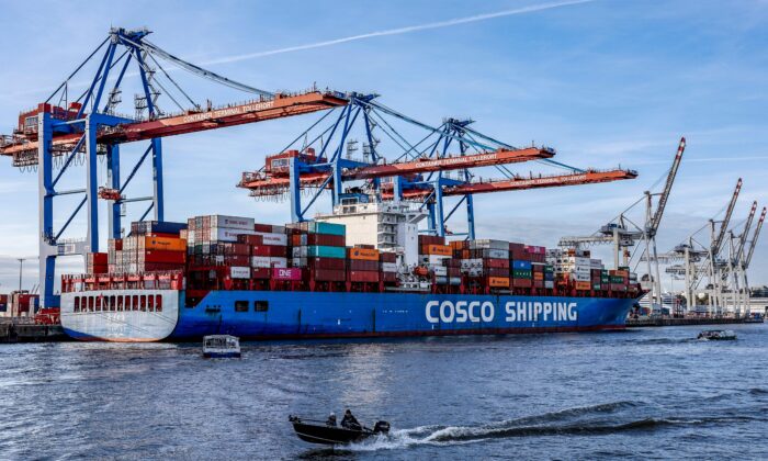 El buque portacontenedores COSCO Shipping "Xin Lian Yun Gang", en el puerto de Hamburgo, Alemania, el 26 de octubre de 2022. (Axel Heimken/AFP vía Getty Images)
