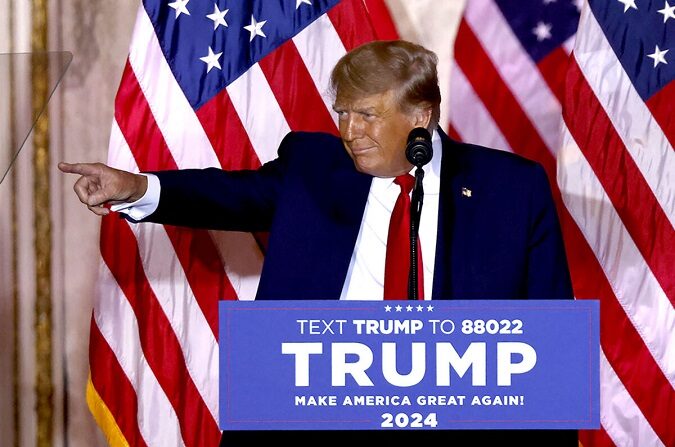 El expresidente Donald Trump anuncia que se postula para las elecciones presidenciales de 2024 durante un anuncio en su finca Mar-a-Lago en Palm Beach, Florida, el 15 de noviembre de 2022. (Alon Skuy/AFP vía Getty Images)
