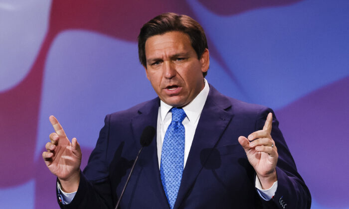 El gobernador de Florida, Ron DeSantis, habla en la Reunión Anual de Liderazgo de la Coalición Judía Republicana en Las Vegas, Nevada, el 19 de noviembre de 2022. (Wade Vandervort/AFP vía Getty Images)