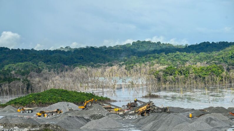 Vista de máquinas trabajando en la mina Cobre Panamá en Donoso, provincia de Colón, 120 km al oeste de Ciudad de Panamá, el 06 de diciembre de 2022. (LUIS ACOSTA/AFP vía Getty Images)
