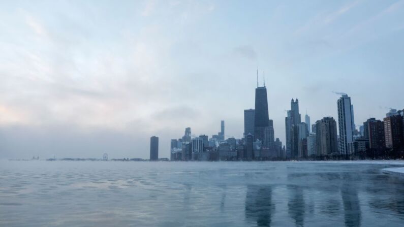 La niebla se eleva desde Chicago y el lago Michigan al amanecer, el 23 de diciembre de 2022. (Foto de KAMIL KRZACZYNSKI/AFP vía Getty Images)
