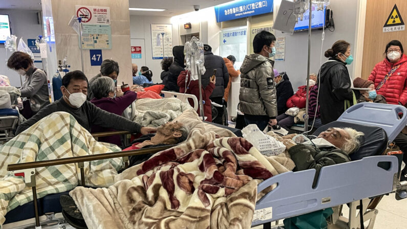 Pacientes en camillas en el hospital Tongren de Shanghai el 3 de enero de 2023.(Hector Retamal/AFP via Getty Images)