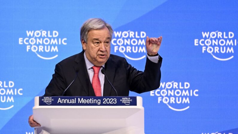El secretario general de la ONU, Antonio Guterres, se dirige a una sesión de la reunión anual del Foro Económico Mundial (FEM) en Davos el 18 de enero de 2023. (Fabrice Coffrini / AFP vía Getty Images)