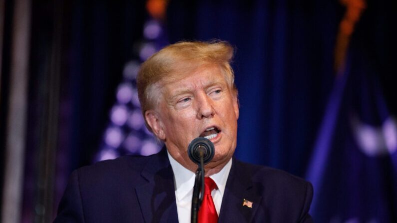 El expresidente Donald Trump se dirige a la multitud durante un acto de la campaña electoral de 2024 en Columbia, Carolina del Sur, el 28 de enero de 2023. (Logan Cyrus/AFP vía Getty Images)
