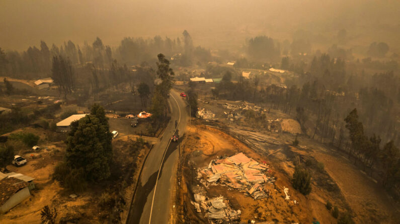 Vista aérea de campos quemados durante un incendio en Santa Juana, provincia de Concepción, Chile, el 3 de febrero de 2023. (Javier Torres/AFP vía Getty Images)
