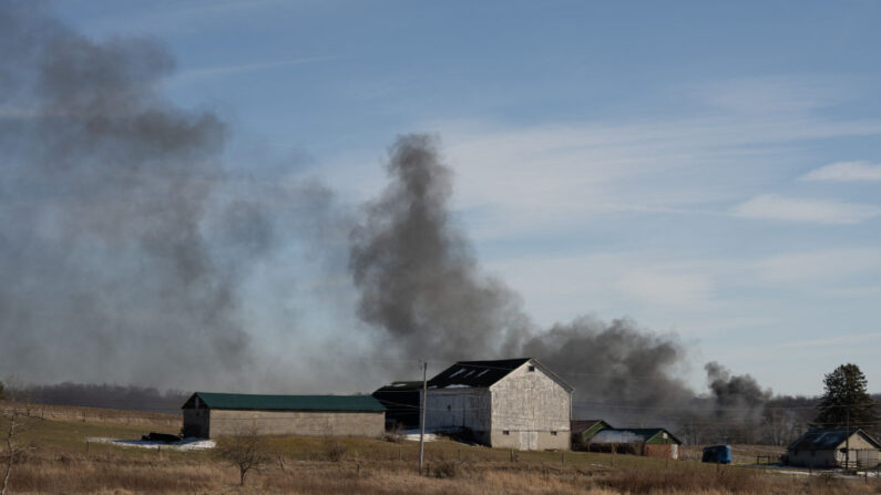 El humo se eleva desde un tren de carga descarrilado en East Palestine, Ohio, el 4 de febrero de 2023. -El tren de 50 vagones descarriló el 3 de febrero. Dustin Franz/AFP vía Getty Images)