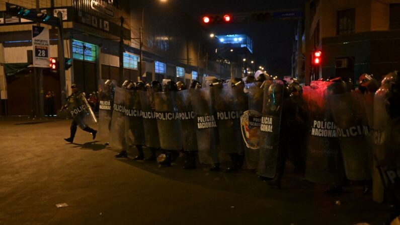 Miembros de la policía montan guardia mientras manifestantes realizan una protesta contra el gobierno de la presidenta peruana Dina Boluarte en Lima (Perú) el 4 de febrero de 2023. (Ernesto Benavides/AFP vía Getty Images)