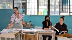 Gobierno de Ecuador reclama a ente electoral y duda de resultado de referendo