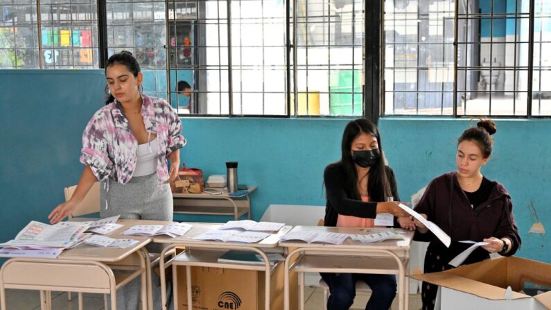 Personal electoral cuenta los votos en un colegio electoral durante las elecciones locales, en Nayón, Distrito Metropolitano de Quito (Ecuador), el 5 de febrero de 2023. (Rodrigo Buendia/AFP vía Getty Images)