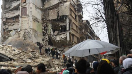 Casi 1800 muertos por sismo de 7,7: al menos 1014 en Turquía y 785 en Siria