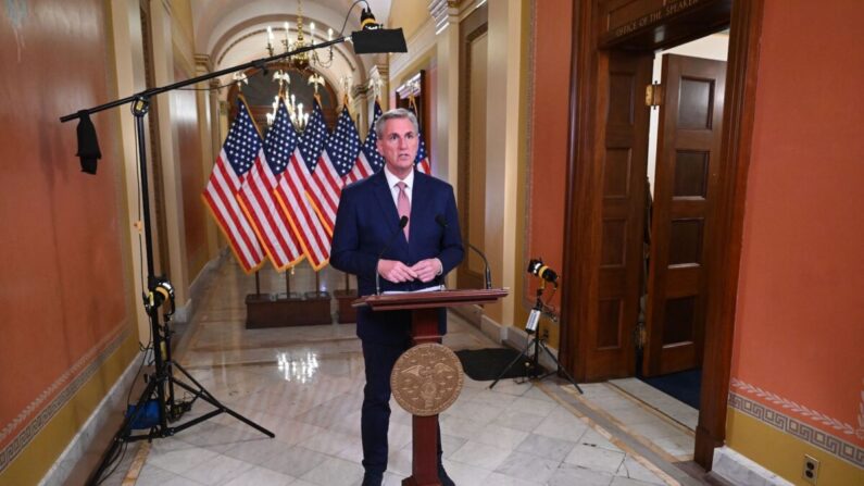 El presidente de la Cámara de Representantes, el republicano Kevin McCarthy, habla sobre el techo de deuda en el Capitolio de Washington el 6 de febrero de 2023. (Saul Loeb/AFP vía Getty Images)
