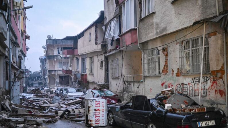 Vista de una calle en Hatay, Turquía tras el seísmo de magnitud 7,8 que sacudió el sureste del país el 7 de febrero de 2023. (BULENT KILIC/AFP vía Getty Images)