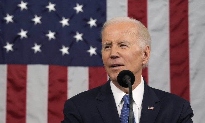 El presidente de EE.UU. Joe Biden pronuncia el discurso sobre el Estado de la Unión en el Capitolio de EE.UU., el 7 de febrero de 2023. (Jacquelyn Martin/POOL/AFP vía Getty Images)
