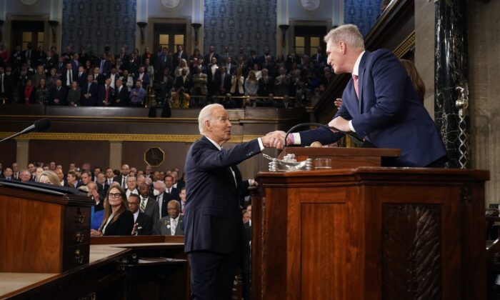 El presidente de EE. UU., Joe Biden, le da la mano al presidente de la Cámara de Representantes, Kevin McCarthy (R-Calif.), antes de pronunciar el discurso sobre el Estado de la Unión en una sesión conjunta del Congreso en la Cámara de Representantes del Capitolio de EE. UU. en Washington, el 7 de febrero de 2023. (Jacquelyn Martin-Pool/Getty Images)