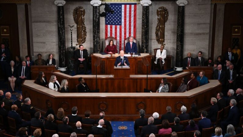 El presidente de EE. UU., Joe Biden, pronuncia el discurso sobre el Estado de la Unión en la Cámara de Representantes del Capitolio de EEUU en Washington, DC, el 7 de febrero de 2023. (Andrew Caballero-Reynolds / AFP vía Getty Images)