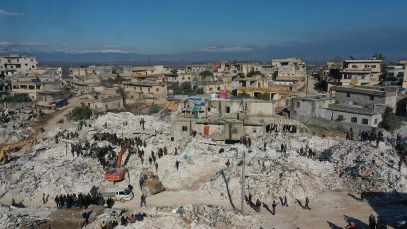 Esta vista aérea muestra a los equipos de rescate buscando supervivientes entre los escombros de un edificio derrumbado en la ciudad de Harim, en la provincia siria de Idlib, controlada por los rebeldes y situada en el noroeste, en la frontera con Turquía, el 8 de febrero de 2023, dos días después de un mortífero terremoto que sacudió Turquía y Siria. (Omar Haj Kadour/AFP vía Getty Images)