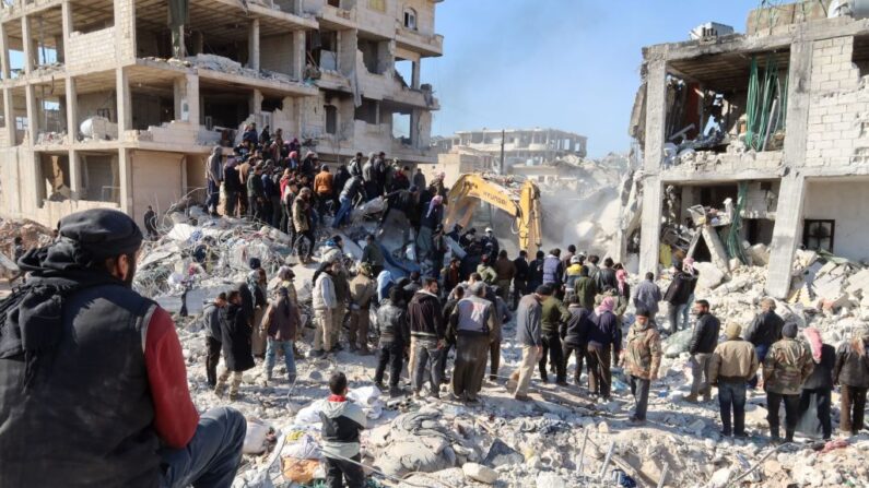 Los equipos de rescate buscan supervivientes entre los escombros de un edificio en la ciudad de Jindayris, controlada por los rebeldes, el 9 de febrero de 2023, tres días después del mortífero terremoto que sacudió Turquía y Siria. (Mohammed Al-Rifal/AFP vía Getty Images)