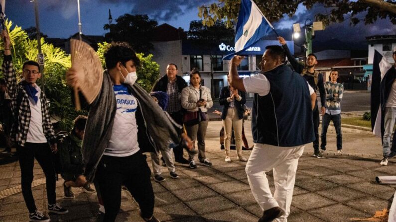 Nicaragüenses exiliados en San José, Costa Rica,  el 9 de febrero de 2023, después de que Nicaragua liberara a más de 200 opositores detenidos y los expulsara a Estados Unidos. (OSCAR NAVARRETE/AFP vía Getty Images)