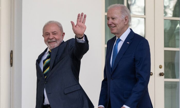 El presidente Joe Biden y el presidente brasileño Luiz Inácio Lula da Silva (iz) caminan juntos por la columnata del jardín de rosas en la Casa Blanca el 10 de febrero de 2023. (Andrew Caballero/Pool/AFP vía Getty Images)