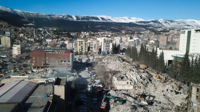 Esta vista aérea muestra edificios derrumbados durante la operación de rescate en curso en Kahramanmaras, epicentro del primer terremoto de magnitud 7.8 hace siete días, en el sureste de Turquía, el 13 de febrero de 2023. (Ozan Kose/AFP vía Getty Images)