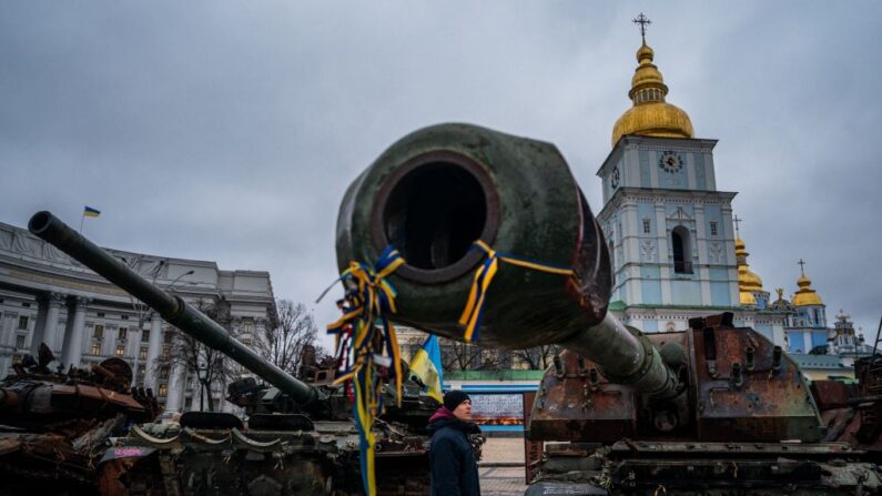 Un hombre observa material militar ruso destruido en la plaza Mykhailivs'ka, en el centro de Kiev, el 13 de febrero de 2023, en medio de la invasión rusa de Ucrania. (DIMITAR DILKOFF/AFP vía Getty Images)