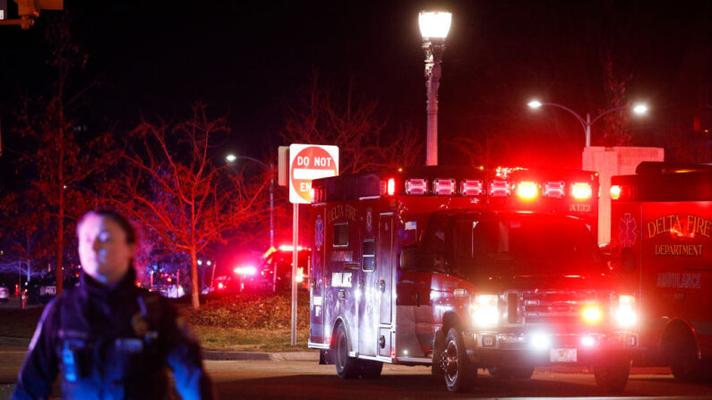 La policía y vehículos de emergencia se encuentran en el lugar de una situación de tirador activo en el campus de la Universidad Estatal de Michigan el 13 de febrero de 2023 en Lansing, Michigan. (Bill Pugliano/Getty Images)