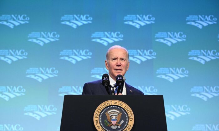 El presidente Joe Biden pronuncia el discurso principal durante un evento de la Asociación Nacional de Condados, en el Hotel Hilton de Washington, el 14 de febrero de 2023. (Mandel Ngan/AFP vía Getty Images)