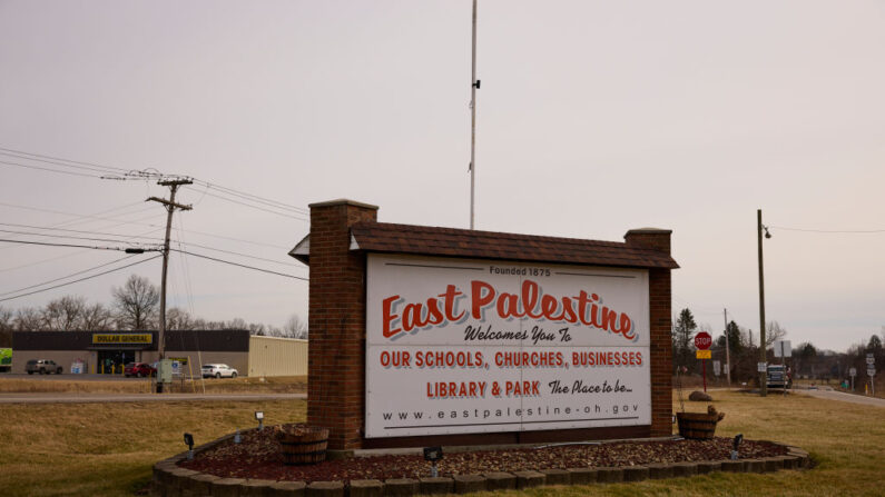 Un cartel da la bienvenida a los visitantes a la ciudad de East Palestine el 14 de febrero de 2023 en East Palestine, Ohio. Un tren operado por Norfolk Southern descarriló el 3 de febrero, liberando gases tóxicos y obligando a la evacuación de los residentes. (Angelo Merendino/Getty Images)