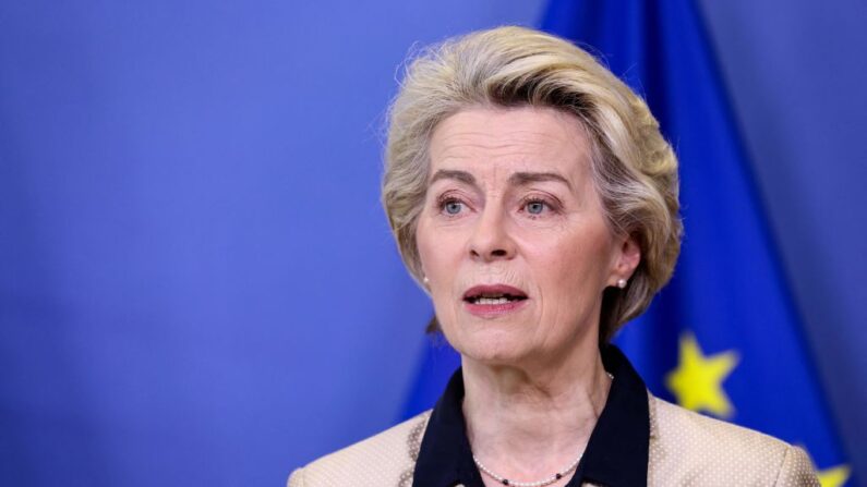 La presidenta de la Comisión Europea, Ursula von der Leyen, da una rueda de prensa en la sede de la UE en Bruselas el 16 de febrero de 2023. (Kenzo Tribouillard/AFP vía Getty Images)