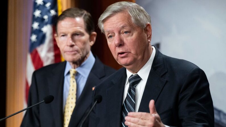 El senador estadounidense Lindsey Graham (D), republicano de Carolina del Sur, habla junto al senador Richard Blumenthal, demócrata de Connecticut, sobre la Ley para Responsabilizar a los Mercenarios Rusos (HARM), legislación que copatrocinaron para designar al Grupo Wagner, con sede en Rusia, como organización terrorista extranjera, durante una rueda de prensa en el Capitolio de Estados Unidos en Washington, DC, el 16 de febrero de 2023. (SAUL LOEB/AFP vía Getty Images)