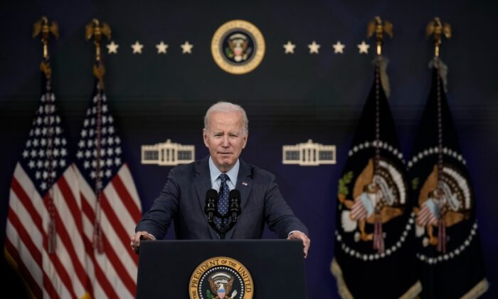 El presidente Joe Biden habla sobre la respuesta de EE. UU. al globo chino de gran altitud y otros tres objetos que fueron derribados recientemente por el ejército de EE. UU. sobre el espacio aéreo estadounidense, en el South Court Auditorium en el complejo de la Casa Blanca, el 16 de febrero de 2023. (Drew Angerer/Getty Images)