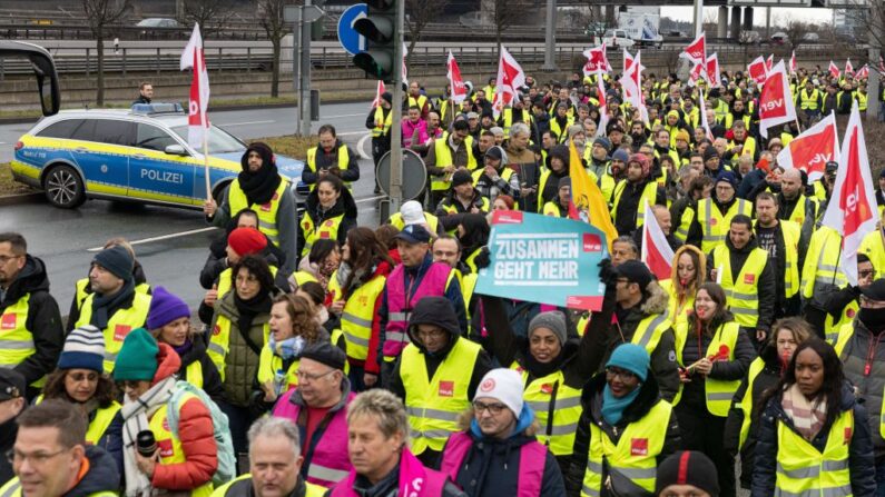 Manifestantes y miembros del sindicato ver.di hacen huelga en el aeropuerto de Fráncfort del Meno, oeste de Alemania, el 17 de febrero de 2023. (Andre Pain/AFP vía Getty Images)