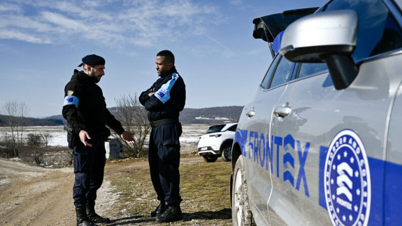Miembros de la Agencia Europea de la Guardia de Fronteras y Costas Frontex, de Italia y Francia, hablan mientras patrullan en la frontera entre Bulgaria y Serbia, cerca del pueblo fronterizo serbio de Gradina, el 17 de febrero de 2023. (Nikolay Doychinov/AFP vía Getty Images)