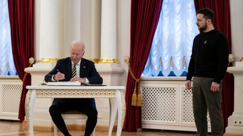 El presidente de los Estados Unidos, Joe Biden (iz), firma el libro de visitas durante una reunión con el presidente de Ucrania, Volodimir Zelenski (de), en el Palacio Mariinsky de Kiev el 20 de febrero de 2023.(Evan Vucci / POOL / AFP vía Getty Images)