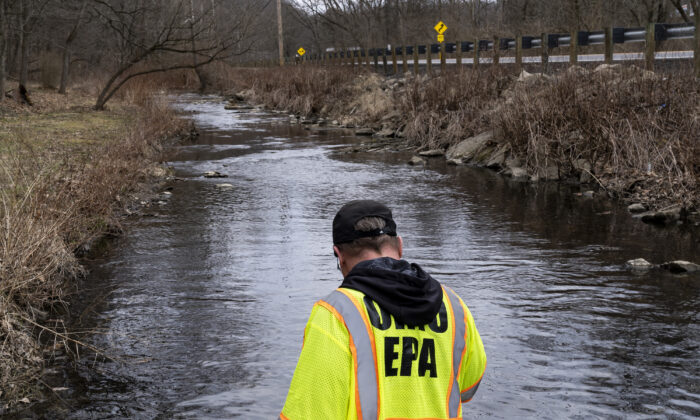 Ron Fodo, del equipo de emergencia de la EPA de Ohio, busca signos de peces y también agita el agua en el arroyo Leslie Run para comprobar si hay productos químicos que se han asentado en el fondo después de un descarrilamiento de tren que está causando preocupaciones ambientales en East Palestine, Ohio, el 20 de febrero de 2023. (Michael Swensen/Getty Images)