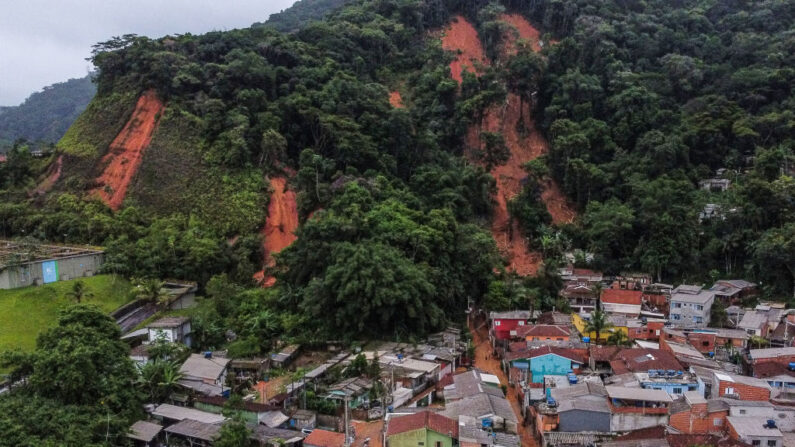 Vista aérea que muestra deslizamiento después de lluvias torrenciales en el distrito Juquehy en Sao Sebastiao, estado de Sao Paulo, Brasil, el 20 de febrero de 2023. (Fernando Marron/AFP vía Getty Images)