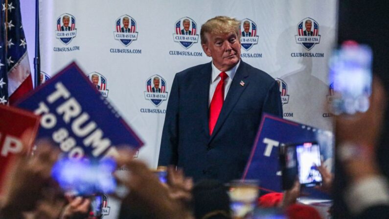 El expresidente estadounidense Donald Trump hace un gesto a sus partidarios durante el evento del Día del Presidente de Trump en el Hilton Palm Beach Airport en West Palm Beach, Florida, el 20 de febrero de 2023. (Giorgio Viera/AFP vía Getty Images)