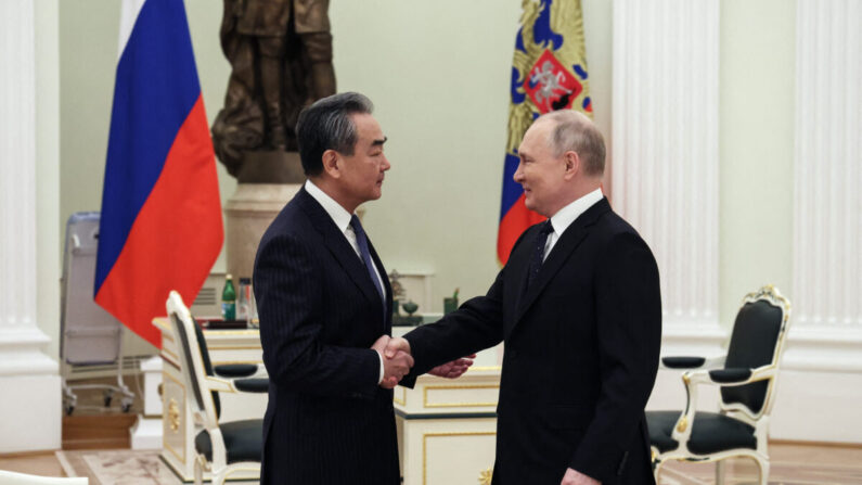 El presidente ruso Vladimir Putin se reúne con el director de la Oficina de la Comisión Central de Asuntos Exteriores de China, Wang Yi, en el Kremlin en Moscú el 22 de febrero de 2023. (Anton Novoderezhkin/Sputnik/AFP vía Getty Images)