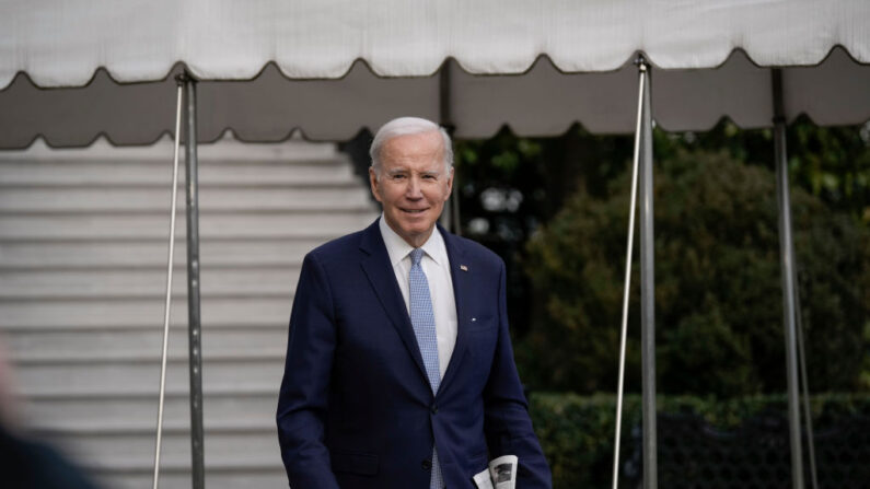 El presidente de EE.UU. Joe Biden camina hacia el Marine One en el Jardín Sur de la Casa Blanca el 24 de febrero de 2023 en Washington, DC. Biden está pasando el fin de semana en su casa de Delaware. (Drew Angerer/Getty Images)