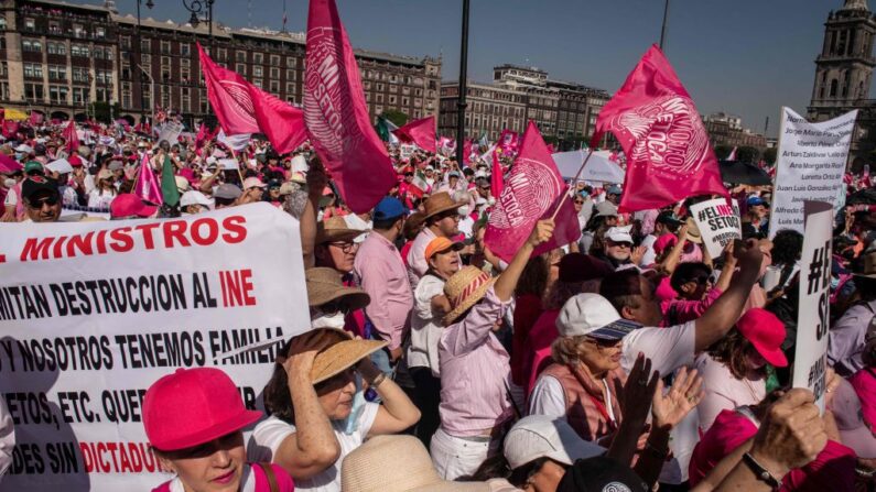Miles de manifestantes de la oposición protestan contra las reformas electorales del partido gobernante de izquierda que afectan al sistema electoral, en la plaza del Zócalo de Ciudad de México (México) el 26 de febrero de 2023. (Nicolas Asfouri/AFP vía Getty Images)