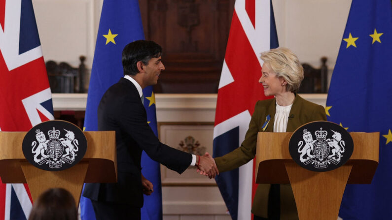 El primer ministro británico, Rishi Sunak (i), y la comisaria europea, Ursula von der Leyen, se dan la mano durante una rueda de prensa conjunta tras su reunión en el hotel Fairmont de Windsor, al oeste de Londres (Reino Unido), el 27 de febrero de 2023. (Dan Kitwood/POOL/AFP vía Getty Images)