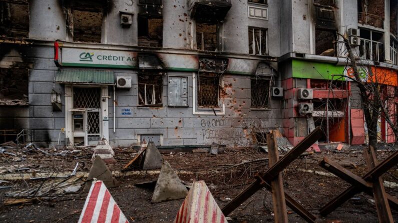 Edificio residencial dañado y quemado mientras continúan los sonidos de los bombardeos en Bakhmut, en medio de la invasión rusa en Ucrania el 27 de febrero de 2023. (Dimitar Dilkoff/AFP vía Getty Images)