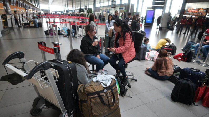 Varias personas yacen en el suelo tras la cancelación de sus vuelos en el aeropuerto internacional El Dorado de Bogotá (Colombia), el 28 de febrero de 2023. (Juan Barreto/AFP vía Getty Images)