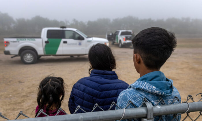 Menores no acompañados esperan ser procesados ​​por agentes de la Patrulla Fronteriza cerca de la frontera entre Estados Unidos y México, en La Joya, Texas, el 10 de abril de 2021. (John Moore/Getty Images)

