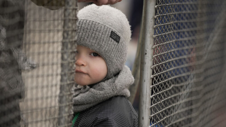 Un niño refugiado que huye de Ucrania llega al paso fronterizo de Vysne Nemecke el 13 de marzo de 2022 en Vysne Nemecke, Eslovaquia. (Christopher Furlong/Getty Images)