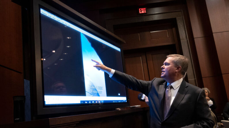 El Director Adjunto de Inteligencia Naval de EE. UU., Scott Bray, explica un vídeo de un fenómeno aéreo no identificado, mientras testifica ante una audiencia del subcomité del Comité de Inteligencia de la Cámara de Representantes en el Capitolio de EE. UU. el 17 de mayo de 2022 en Washington, DC. (Kevin Dietsch/Getty Images)