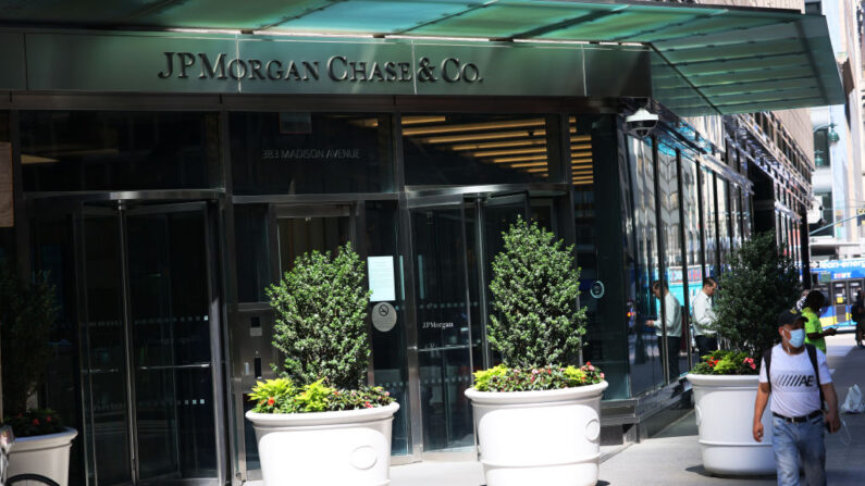 Una persona pasa por delante del edificio de la sede de JP Morgan Chase en Madison Avenue el 14 de julio de 2022 en Nueva York. (Michael M. Santiago/Getty Images)