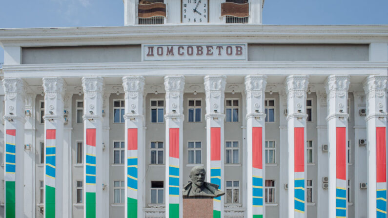  Un busto de Lenin frente al edificio de la Casa de los Soviets el 30 de julio de 2022 en Tiraspol, Moldavia. (Anton Polyakov/Getty Images)